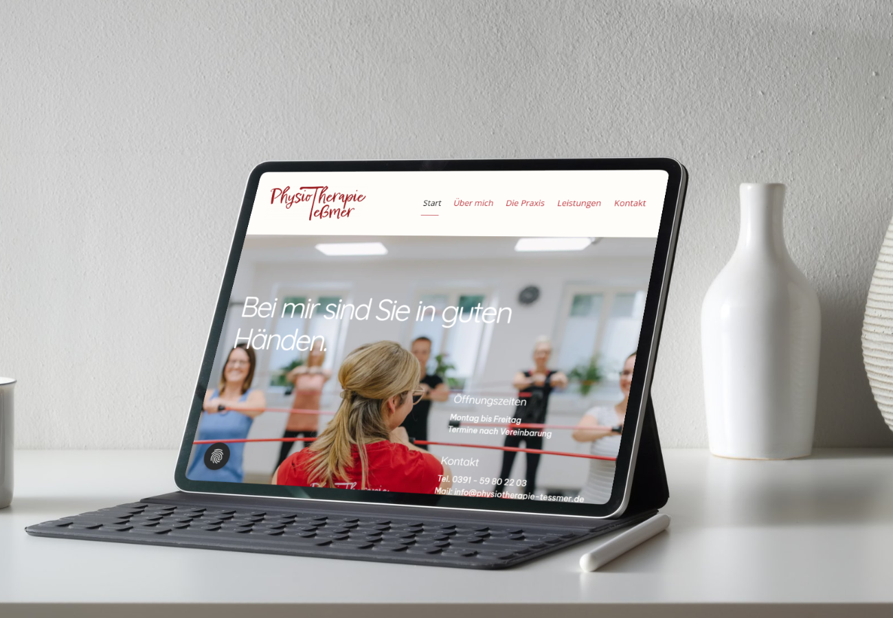 Tablet mit ge&ouml;ffneter Website einer Physiotherapiepraxis, zeigt Startseite mit Slogan, Kontaktinfos und Trainingsszene.