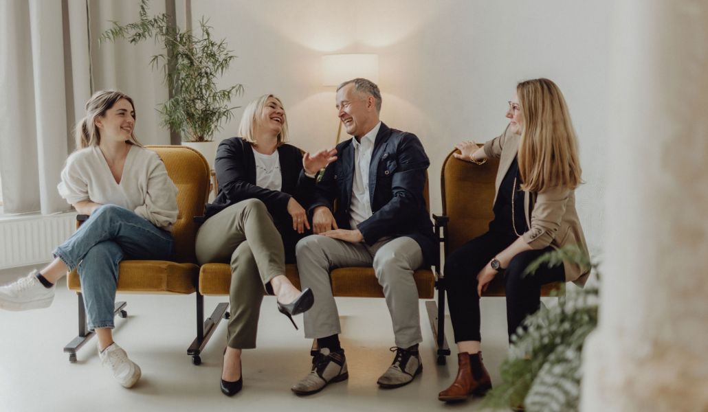Das Agentur Team lacht und hat Spaß